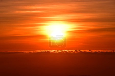 Téléchargez les photos : Beau paysage en montagne au lever du soleil. Ciel orange avec nuages et brume de montagne. - en image libre de droit