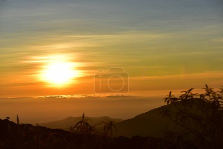 Téléchargez les photos : Lever de soleil panoramique dans les montagnes couvertes de brouillard - en image libre de droit