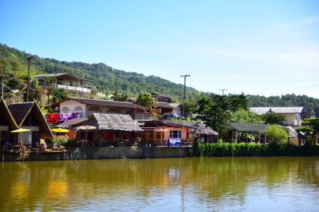 Foto de Vista al lado del río en Rak Thai Village, hijo de Mae hong, Tailandia - Imagen libre de derechos