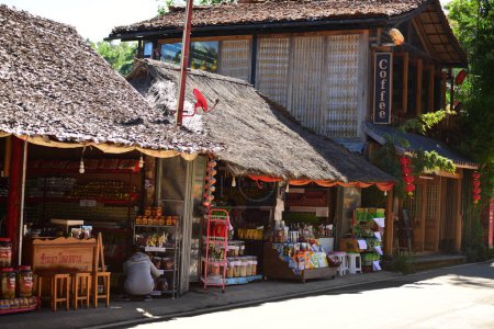 Téléchargez les photos : Mae Hong Son, Thailand - November 1, 2014: Souvenir shops at Ban Rak Thai village, Chinese settlement in Mae Hong Son province, Northern Thailand. - en image libre de droit