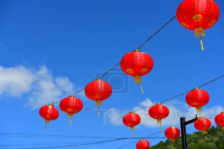 Téléchargez les photos : Lanternes rouges chinoises contre le ciel bleu - en image libre de droit