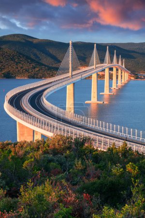 Téléchargez les photos : Pont de Peljesac, Croatie. Image d'un beau pont Peljesac moderne à câbles à travées multiples sur la mer dans le comté de Dubrovnik-Neretva, Croatie au lever du soleil. - en image libre de droit