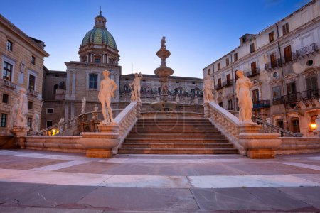 Palermo, Sizilien, Italien. Stadtbild von Palermo, Sizilien mit dem berühmten Prätorianischen Brunnen auf der Piazza Pretoria bei Sonnenuntergang.