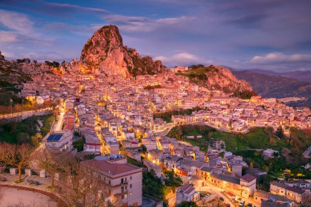 Caltabellotta, Sizilien, Italien. Stadtbild der historischen Stadt Caltabellotta auf Sizilien bei dramatischem Sonnenuntergang.