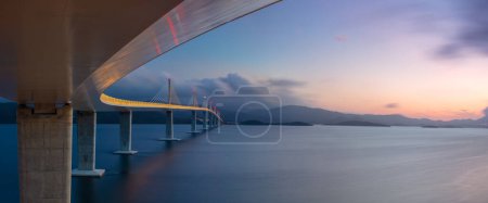 Foto de Puente Peljesac, Croacia. Imagen panorámica del hermoso puente Peljesac de varios tramos sobre el mar en el condado de Dubrovnik-Neretva, Croacia al atardecer. - Imagen libre de derechos