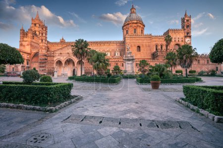 Foto de Palermo Cathedral, Sicily, Italy. Cityscape image of famous Palermo Cathedral in Palermo, Italy at sunrise. - Imagen libre de derechos