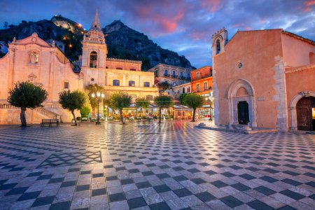 Foto de Taormina, Sicily, Italy. Cityscape image of picturesque town of Taormina, Sicily with main square Piazza IX Aprile and San Giuseppe church at sunset. - Imagen libre de derechos