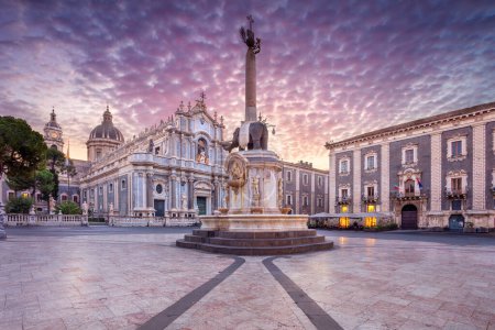 Foto de Catania, Sicily, Italy. Cityscape image of Duomo Square in Catania, Sicily with Cathedral of Saint Agatha at sunrise. - Imagen libre de derechos