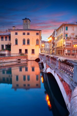 Téléchargez les photos : Trévise, Italie. Image du paysage urbain du centre historique de Trévise, Italie au lever du soleil. - en image libre de droit
