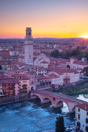 Téléchargez les photos : Vérone, Italie. Image aérienne du paysage urbain de Vérone, Italie au coucher du soleil. - en image libre de droit