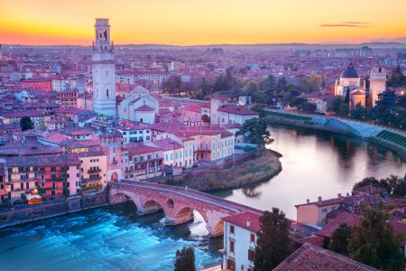 Foto de Verona, Italia. Imagen del paisaje urbano aéreo de la icónica ciudad italiana Verona al atardecer. - Imagen libre de derechos