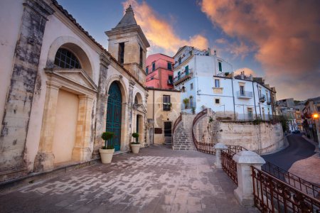Téléchargez les photos : Raguse, Sicile, Italie. Image du paysage urbain de la ville historique de Raguse, Sicile avec l'église Sainte-Marie-de-l'Escalier (échelle Santa Maria delle) au coucher du soleil. - en image libre de droit