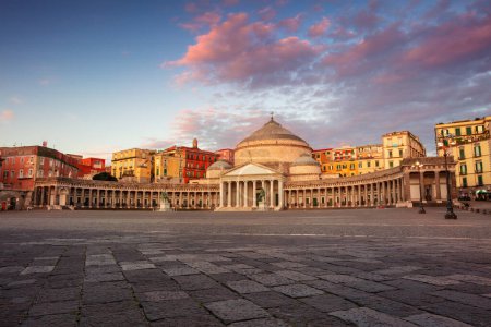 Téléchargez les photos : Naples, Italie. Image du paysage urbain de Naples, Italie avec vue sur la grande place publique Piazza del Plebiscito au lever du soleil. - en image libre de droit