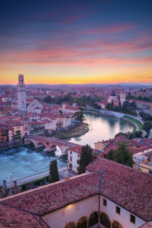 Téléchargez les photos : Vérone, Italie. Image aérienne du paysage urbain de Vérone, Italie au coucher du soleil. - en image libre de droit