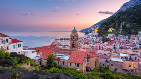 Téléchargez les photos : Amalfi, Italie. Image du paysage urbain de la célèbre ville côtière d'Amalfi, située sur la côte amalfitaine, Italie au coucher du soleil. - en image libre de droit
