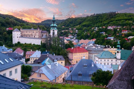 Téléchargez les photos : Banska Stiavnica, Slovaquie. Image du paysage urbain de la ville historique de Banska Stiavnica, République slovaque au coucher du soleil d'été. - en image libre de droit