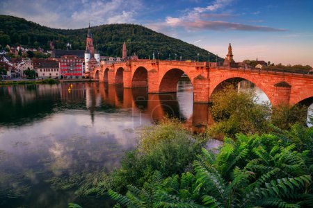 Foto de Heidelberg, Alemania. Imagen del paisaje urbano de la ciudad histórica de Heidelberg, Alemania con la Puerta del Puente Viejo al amanecer de otoño. - Imagen libre de derechos