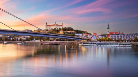 Foto de Bratislava, Eslovaquia. Imagen del paisaje urbano de Bratislava, capital de Eslovaquia durante el hermoso atardecer de otoño. - Imagen libre de derechos