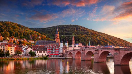 Foto de Heidelberg, Alemania. Imagen del paisaje urbano de la ciudad histórica de Heidelberg, Alemania con Old Bridge Gate en la hermosa puesta de sol de otoño. - Imagen libre de derechos