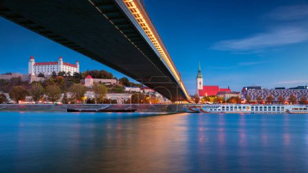 Foto de Bratislava, Eslovaquia. Imagen del paisaje urbano de Bratislava, capital de Eslovaquia al atardecer hora azul. - Imagen libre de derechos