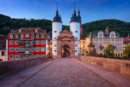 Foto de Heidelberg, Alemania. Imagen del paisaje urbano de la ciudad histórica de Heidelberg, Alemania con la Puerta del Puente Viejo al amanecer de otoño. - Imagen libre de derechos
