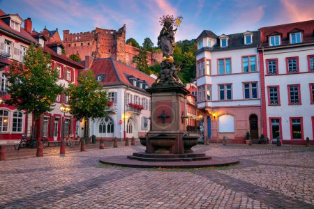 Foto de Heidelberg, Alemania. Imagen del paisaje urbano del centro histórico de Heidelberg, Alemania al atardecer de otoño. - Imagen libre de derechos