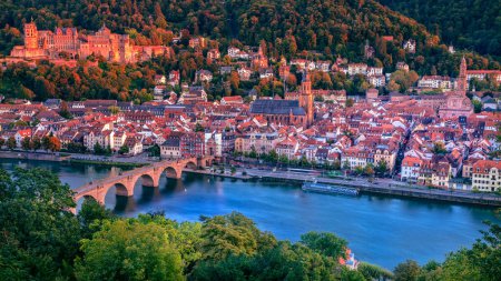 Foto de Heidelberg, Alemania. Imagen del paisaje urbano aéreo de la ciudad histórica de Heidelberg, Alemania con la Puerta del Puente Viejo al atardecer de otoño. - Imagen libre de derechos