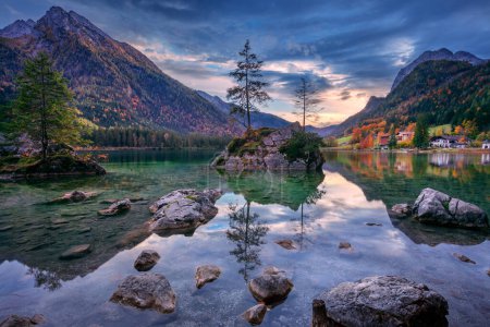 Foto de Lago Hintersee, Alpes bávaros, Alemania. Imagen de paisaje del lago Hintersee situado en el sur de Baviera, Alemania en la hermosa puesta de sol de otoño. - Imagen libre de derechos