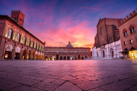 Foto de Bolonia, Italia. Imagen de la ciudad del casco antiguo de Bolonia, Italia con Piazza Maggiore en el hermoso amanecer de otoño. - Imagen libre de derechos