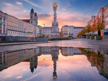 Téléchargez les photos : Linz, Autriche. Image de paysage urbain de la place principale de Linz, Autriche avec reflet de l'horizon de la ville au beau lever du soleil. - en image libre de droit