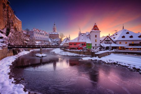 Foto de Cesky Krumlov, República Checa. Imagen del paisaje urbano de Cesky Krumlov, República Checa en el hermoso amanecer frío del invierno. - Imagen libre de derechos