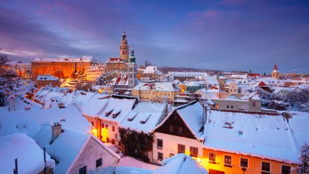 Foto de Cesky Krumlov, República Checa. Imagen de paisaje urbano aéreo de Cesky Krumlov, República Checa en el hermoso atardecer de invierno. - Imagen libre de derechos