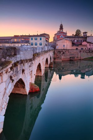 Foto de Rímini, Italia. Imagen de paisaje urbano del centro histórico de Rímini, Italia al amanecer. - Imagen libre de derechos