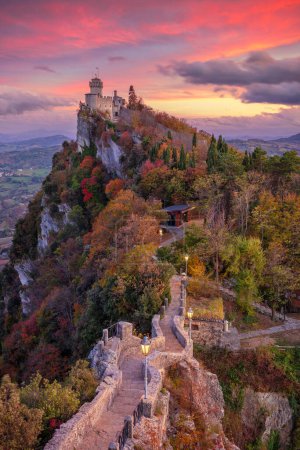 Foto de San Marino, República de San Marino, Italia. Imagen del paisaje aéreo de San Marino, Italia en el hermoso atardecer de otoño. - Imagen libre de derechos