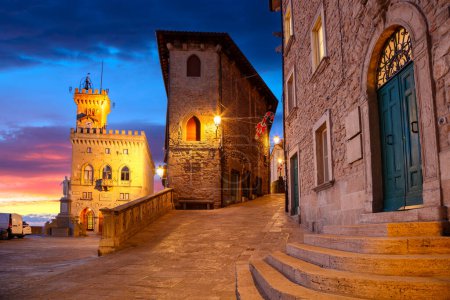 Foto de San Marino, República de San Marino, Italia. Imagen de la ciudad del casco antiguo de San Marino, Italia con Piazza della Liberta en la hermosa puesta de sol de otoño. - Imagen libre de derechos