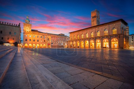 Foto de Bolonia, Italia. Imagen de la ciudad del casco antiguo de Bolonia, Italia con Piazza Maggiore en el hermoso amanecer de otoño. - Imagen libre de derechos