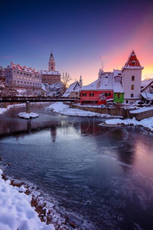 Foto de Cesky Krumlov, República Checa. Imagen del paisaje urbano de Cesky Krumlov, República Checa en el hermoso amanecer frío del invierno. - Imagen libre de derechos