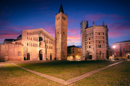 Foto de Parma, Italia. Imagen del paisaje urbano del casco antiguo de Parma, Italia en el hermoso amanecer de otoño. - Imagen libre de derechos