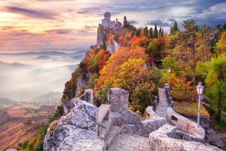 Foto de San Marino, República de San Marino, Italia. Imagen del paisaje aéreo de San Marino, Italia en el hermoso amanecer de otoño. - Imagen libre de derechos