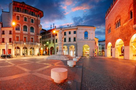 Foto de Treviso, Italia. Imagen de la ciudad del centro histórico de Treviso, Italia con la antigua plaza al amanecer. - Imagen libre de derechos