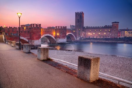 Foto de Verona, Italia. Imagen del paisaje urbano de la hermosa ciudad italiana de Verona con el puente Castelvecchio sobre el río Adige al amanecer. - Imagen libre de derechos