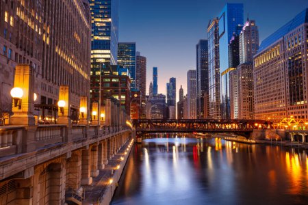 Foto de Chicago, Illinois, EE.UU. Imagen del paisaje urbano del horizonte de Chicago en el hermoso amanecer de primavera. - Imagen libre de derechos