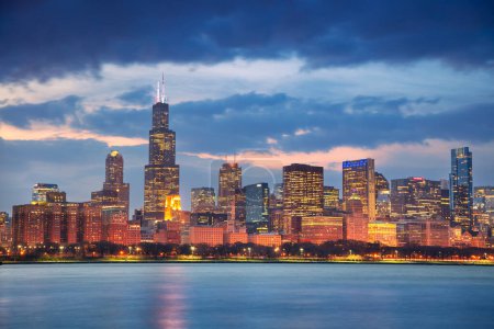 Foto de Chicago, Illinois, EE.UU. Imagen del paisaje urbano del famoso horizonte de Chicago al atardecer de primavera. - Imagen libre de derechos