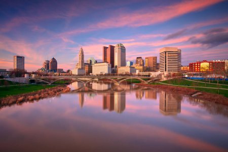 Columbus, Ohio, EE.UU. Imagen del paisaje urbano de Columbus, Ohio, EE.UU. skyline céntrico con el reflejo de la ciudad en el río Scioto al atardecer de primavera.