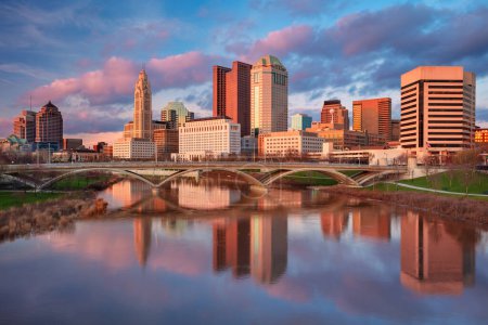 Columbus, Ohio, États-Unis. Image du paysage urbain de Columbus, Ohio, États-Unis dans le centre-ville avec le reflet de la ville dans la rivière Scioto au coucher du soleil printanier.