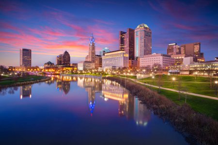 Foto de Columbus, Ohio, EE.UU. Imagen del paisaje urbano de Columbus, Ohio, EE.UU. skyline céntrico con el reflejo de la ciudad en el río Scioto al atardecer de primavera. - Imagen libre de derechos