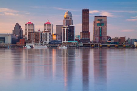 Foto de Louisville, Kentucky, EE.UU. Imagen del paisaje urbano de Louisville, Kentucky, Estados Unidos skyline céntrico con reflejo de la ciudad el río Ohio al amanecer de primavera. - Imagen libre de derechos