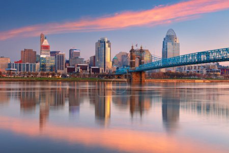 Foto de Cincinnati, Ohio, EE.UU. Imagen del paisaje urbano de Cincinnati, Ohio, EE.UU. skyline céntrico con el puente colgante John A. Roebling y reflejo de la ciudad en el río Ohio al amanecer de primavera. - Imagen libre de derechos