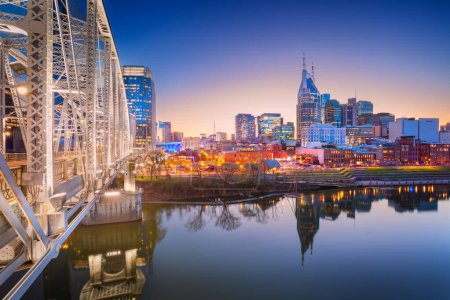 Foto de Nashville, Tennessee, EE.UU. Imagen del paisaje urbano de Nashville, Tennessee, Estados Unidos skyline céntrico con reflejo de la ciudad el río Cumberland al atardecer de primavera. - Imagen libre de derechos