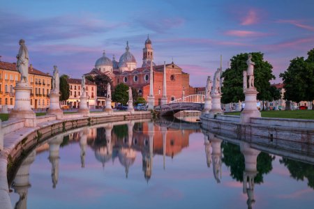 Foto de Padua, Italia. Imagen del paisaje urbano de Padua, Italia con la plaza Prato della Valle al atardecer. - Imagen libre de derechos
